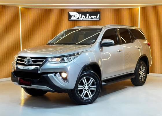 TOYOTA HILUX SW4 2.7 SRV 7 LUGARES 4X2 16V FLEX 4P AUTOMÁTICO TOYOTA HILUX SW4 2.7 SRV 7 LUGARES 4X2 16V FLEX 4P AUTOMÁTICO